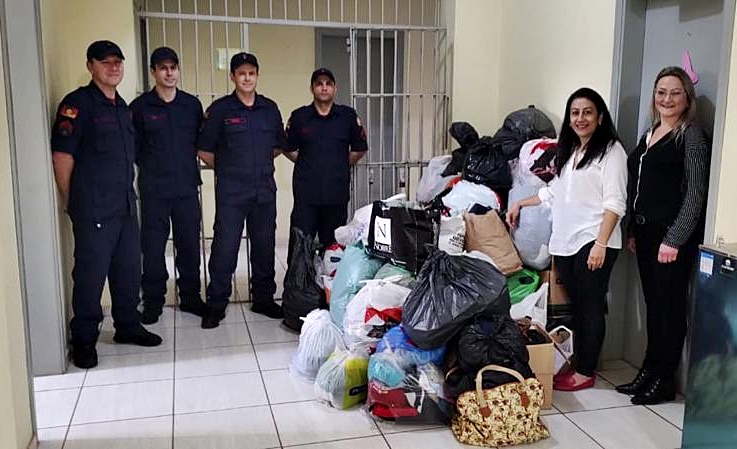 Corpo de Bombeiros realiza a doação de roupas e calçados para a SEMASC